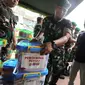 Dalam rangka memperingati HUT TNI ke 77, TNI membagikan paket sembako kepada masyarakat sekitar. Kegiatan ini berlangsung di berbagai titik di Jakarta, Rabu (05/10/2022).