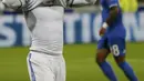 Eksperesi pemain Olympique Lyon, Alexandre Lacazette setelah gagal memanfaatkan tendangan penalti yang berhasil dihalau penjawa gawang Buffon, Lyon, Perancis (18/10). Berkat penyelamatan Buffon, Juve berhasil menang 0-1 atas Lyon. (Reuters/Robert Pratta)