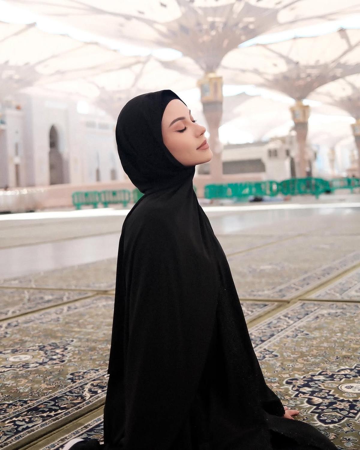 Momen Alyssa Daguise Umrah Bersama Ibu, Kompak dengan Warna Outfit Hitam yang Memesona