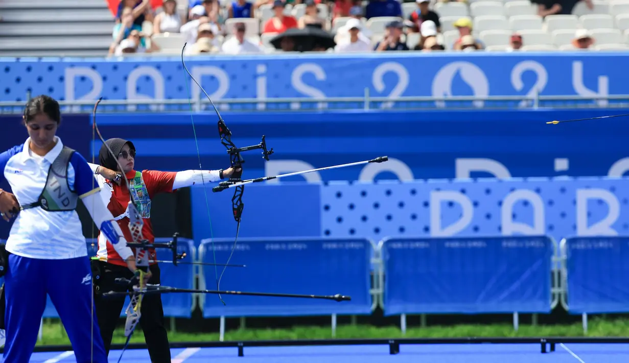 <p>Atlet panahan putri Indonesia, Syifa Nurafifah Kamal melepaskan anak panah saat menghadapi wakil India, Bhajan Kaur pada babak 64 besar nomor individual putri Olimpiade Paris 2024 di Les Invalides Arena, Paris, Selasa (30/7/2024). Syifa Nurafifah Kamal kalah 3-7. (Dok. NOC Indonesia/Naif Muhammad Al'as)</p>