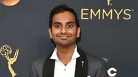 Meraih kemenangan di Emmy Awards 2016, aktor Aziz Ansari malah meminta orangtuanya digiring keluar gedung.