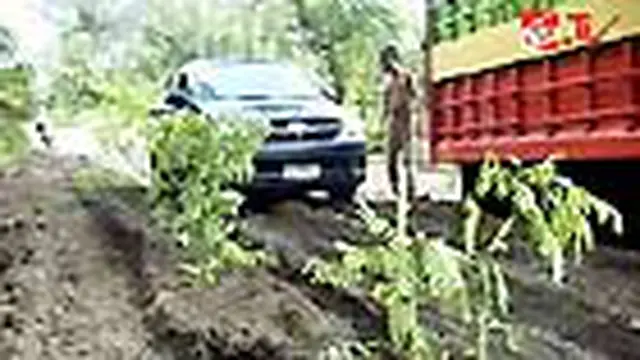 Truk Terjebak Lumpur, Transsulawesi Sempat Terputus