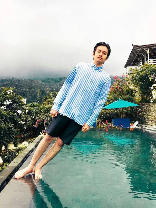 6 Potret Terbaru Angga Yunanda yang Kini Berkumis, Bikin Pangling