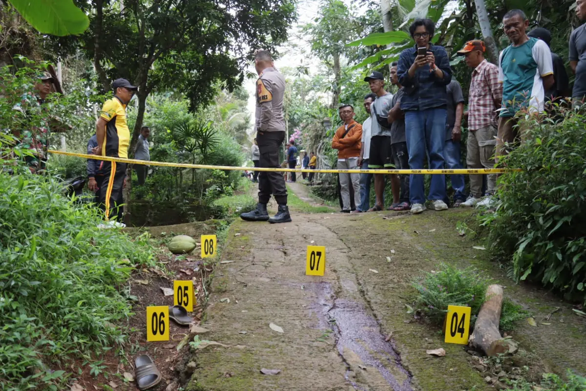 Petugas Polres Ciamis tengah melakukan olah TKP kasus pembunuhan dan mutilasi di Dusun Sindangjaya, Desa Cisontrol, Kecamatan Rancah, Kabupaten Ciamis, Jawa Barat. (Liputan6.com/Jayadi Supriadin)