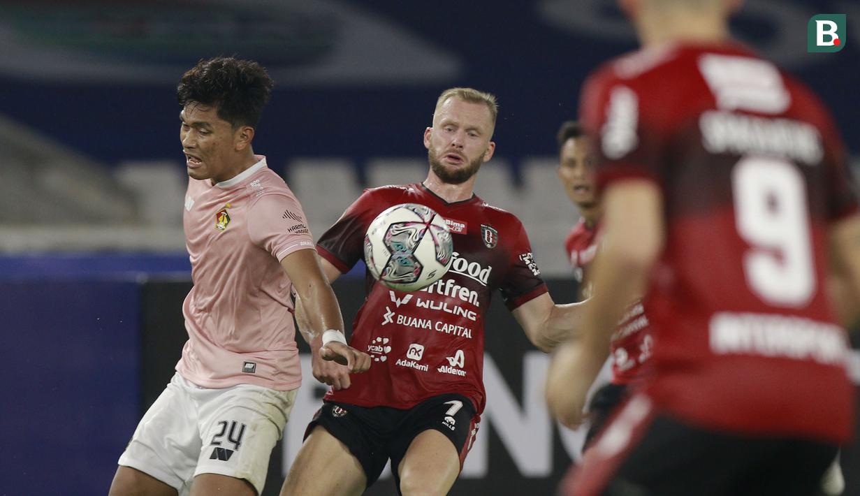 Pemain Bali United, Antonius Platje (tengah) berebut bola dengan dengan Persik Kediri Ahmad Agung Setia Budi dalam laga pembukaan BRI Liga 1 2021/2022 antara Bali United melawan Persik Kediri di Stadion Utama Gelora Bung Karno, Jumat (27/8/2021). (Foto: Bola.com/Ikhwan Yanuar)
