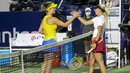 Petenis Ukraina Elina Svitolina dan Anastasia Potapova dari Rusia berjabat tangan setelah bertanding pada turnamen WTA Monterrey di Monterrey, Meksiko, 1 Maret 2022. Elina Svitolina, unggulan utama turnamen ini, berhasil menyingkirkan Anastasia Potapova dengan skor 6-2 6-1. (AP Photo)