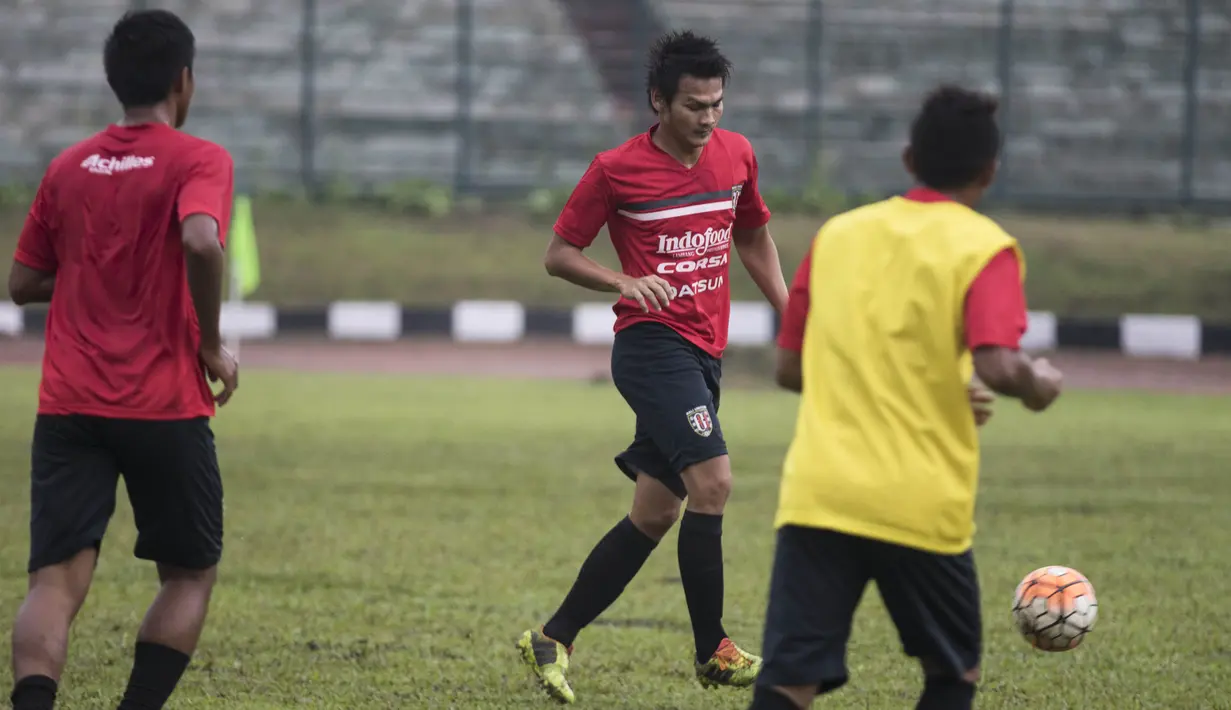 Bek Bali United, Bobby Satria, menerima umpan saat latihan jelang uji coba melawan Persib di Stadion Siliwangi, Bandung. (Bola.com/Vitalis Yogi Trisna)