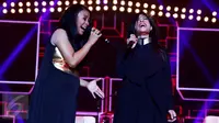 Tantri Kotak (kiri) dan Kikan saat beraksi di panggung 'The Farewell Medley' Infotainment Awards 2016, Jakarta, Jumat (22/1/2016). Menunggu masa cuti Tantri, Kotak akan membuat projek bertajuk Kikan X Kotak. (Liputan6.com/Gempur M Surya)