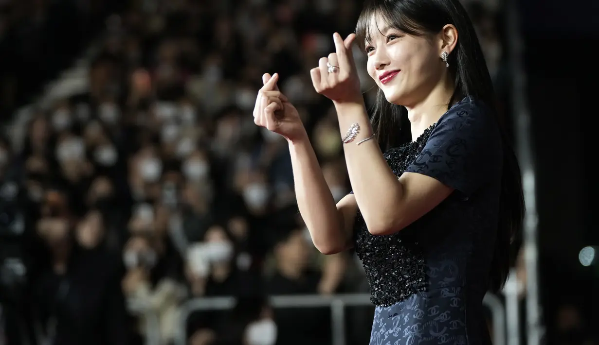 <p>Aktris Korea Selatan Kim Yoo-jung berpose saat tiba untuk menghadiri upacara pembukaan Festival Film Internasional Busan (BIFF) ke-27 di Busan Cinema Center di Busan, Korea Selatan, Rabu, 5 Oktober 2022. (AP Photo/Ahn Young Joon)</p>