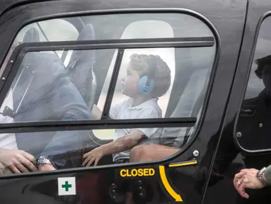 Pangeran George saat berada di dalam helikopter "Squirrel" dengan ditemani orang tuanya, Pangeran Williams bersama Kate Middleton saat mengunjungi Royal International Air Tattoo di RAF Fairford di Gloucestershire, Inggris, (8/7). (REUTERS/Richard Pohle)