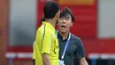 Pelatih kepala Timnas Indonesia U-23, Shin Tae-yong melakukan protes terhadap asisten wasit saat laga semifinal sepak bola SEA Games 2021 antara Thailand melawan Indonesia di Stadion Thien Truong, Nam Dinh, Vietnam, Kamis (19/5/2022). (Bola.com/Ikhwan Yanuar)