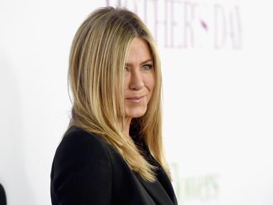 Aktris Jennifer Aniston tampil cantik dengan mini dress berwana hitam saat menghadiri premiere film " Mothers Day" di TCL Chinese Theatre IMAX di Hollywood, California, USA (14/4). (AFP PHOTO/Kevin Musim Dingin)