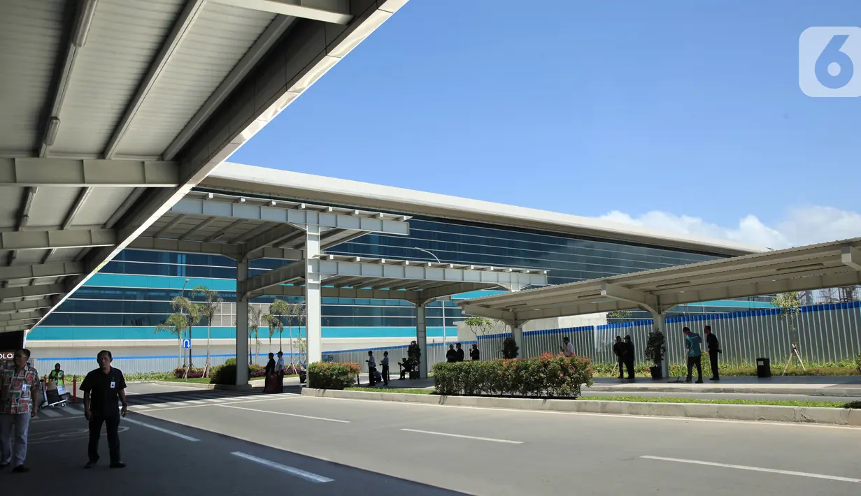 Suasana di Bandara Internasional Yogyakarta (YIA), Rabu (11/11/2020). Proses pengecatan yang menghabiskan 300 ribu liter cat pelapis pada seluruh rangka baja dikerjakan oleh AkzoNobel Decorative Paints Indonesia dan AkzoNobel Performance Coatings Indonesia. (Liputan6.com/Pool)