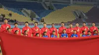 Para pemain starting XI Timnas Indonesia U-16 berbaris sambil menyanyikan lagu kebangsaan Indonesia Raya jelang dimulainya laga matchday pertama Grup A Piala AFF U-16 2024 menghadapi Timnas Singapura U-16 di Stadion Manahan, Solo, Jumat (21/6/2024). (Bola.com/Radifa Arsa)