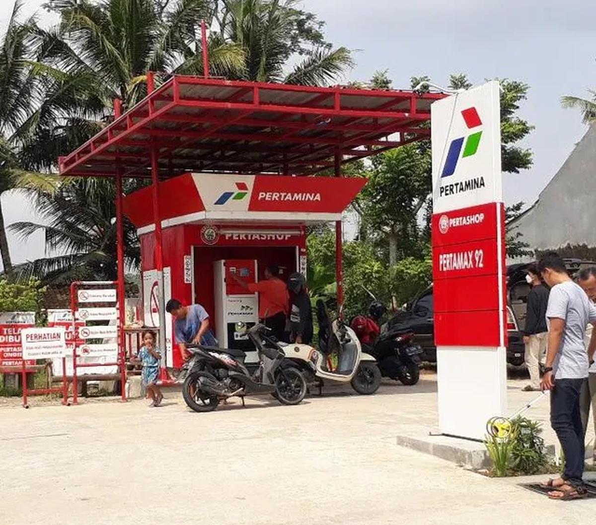 Keberadaan gerai BBM tersebut, juga dinilai memudahkan masyarakat untuk mengakses energi karena masyarakat pelosok tidak perlu jauh-jauh lagi ke kota untuk membeli BBM sehingga bisa menghemat biaya transportasi
