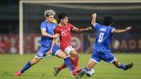 Pemain Timnas Indonesia U-19, Zanadin fariz (tengah) dihadang dua pemain Filipina dalam pertandingan babak penyisihan Grup A Piala AFF U-19 yang berlangsung di Stadion Patriot Candrabhaga, Bekasi, Jumat (8/7/2022). (Bola.com/Bagaskara Lazuardi)