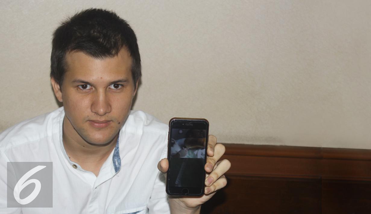 Stuart Collin menunjukan luka di handphonenya usai sidang perceraian yang digelar di Pengadilan Agama Jakarta Selatan, Senin (28/9/2015). sidang perdana Risty Tagor dan Stuart Collin akan dilanjutka sampai 12 oktober 2015. (Liputan6.com/Herman Zakharia)