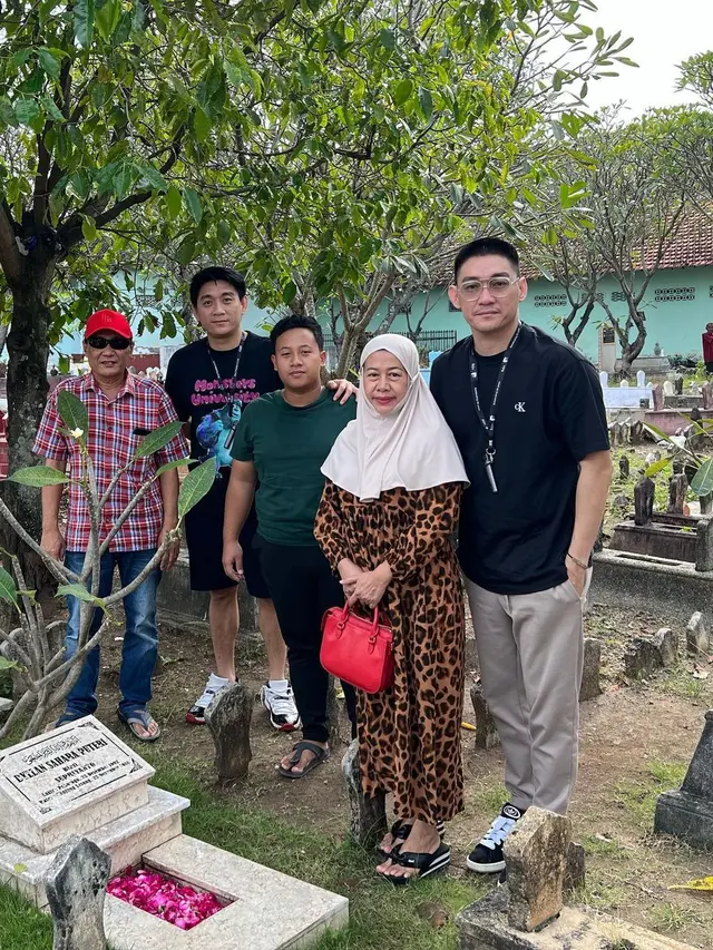 Ifan Seventeen nyekar ke Makam Dylan Sahara di Ponorogo (foto: Instagram ivanseventeen)