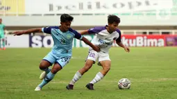 Pemain Persita Tangerang, Rifky Dwi Septiawan (kanan) berebut bola dengan pemain Persela Lamongan, Riswan Yusman dalam match day ketiga BRI Liga 1 2021/2022 di Stadion Pakansari, Bogor, Jumat (17/9/2021). Tim Pendekar Cisadane menang tipis 1-0 atas Persela Lamongan. (Bola.com/Ikhwan Yanuar)