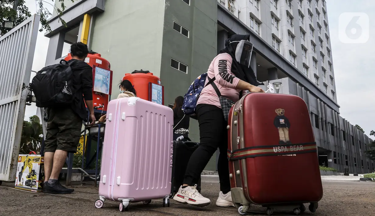 WNI yang baru kembali dari luar negeri tiba untuk menjalani isolasi di Wisma Atlet, Pademangan, Kemayoran, Jakarta Pusat, Sabtu (26/9/2020). Wisma Atlet Pademangan mempersiapkan dua tower tambahan untuk merawat orang tanpa gejala (OTG) COVID-19. (Liputan6.com/Johan Tallo)