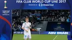 Gelandang Real Madrid, Luka Modric berpose dengan trofi bola emas usai pertandingan melawan Gremio pada Piala Dunia Antarklub 2017 distadion Zayed Sports City,Abu Dhabi, Uni Emirat Arab, (16/12). Modric menjadi man of the match. (AP Photo/Hassan Ammar)