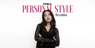 Mezzaluna gemar mengenakan busana orang tuanya yang ia jadikan personal style dirinya.