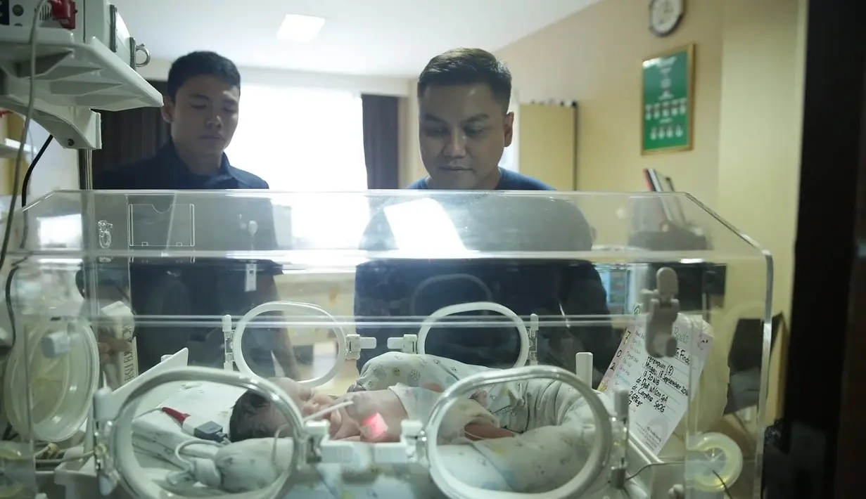 Meski sang suami sangat berharap mendapatkan anak cowok, kini, Findo hanya bisa pasrah menerimanya. Dengan kehadiran cewek kembali, ia mengaku pasrah dan menerimanya dengan senang hati. (Bambang E. Ros/Bintang.com)