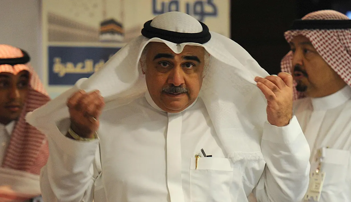 Adel bin Mohamed Faqih tiba di Timur Tengah Respiratory Syndrome (MERS) pada tanggal 29 April 2014 di Riyadh. Menteri Ekonomi dan Perencanaan ini juga ditangkap Komite Anti-Korupsi Saudi atas dugaan terkait kasus korupsi.( AFP Photo/John Macdougall)