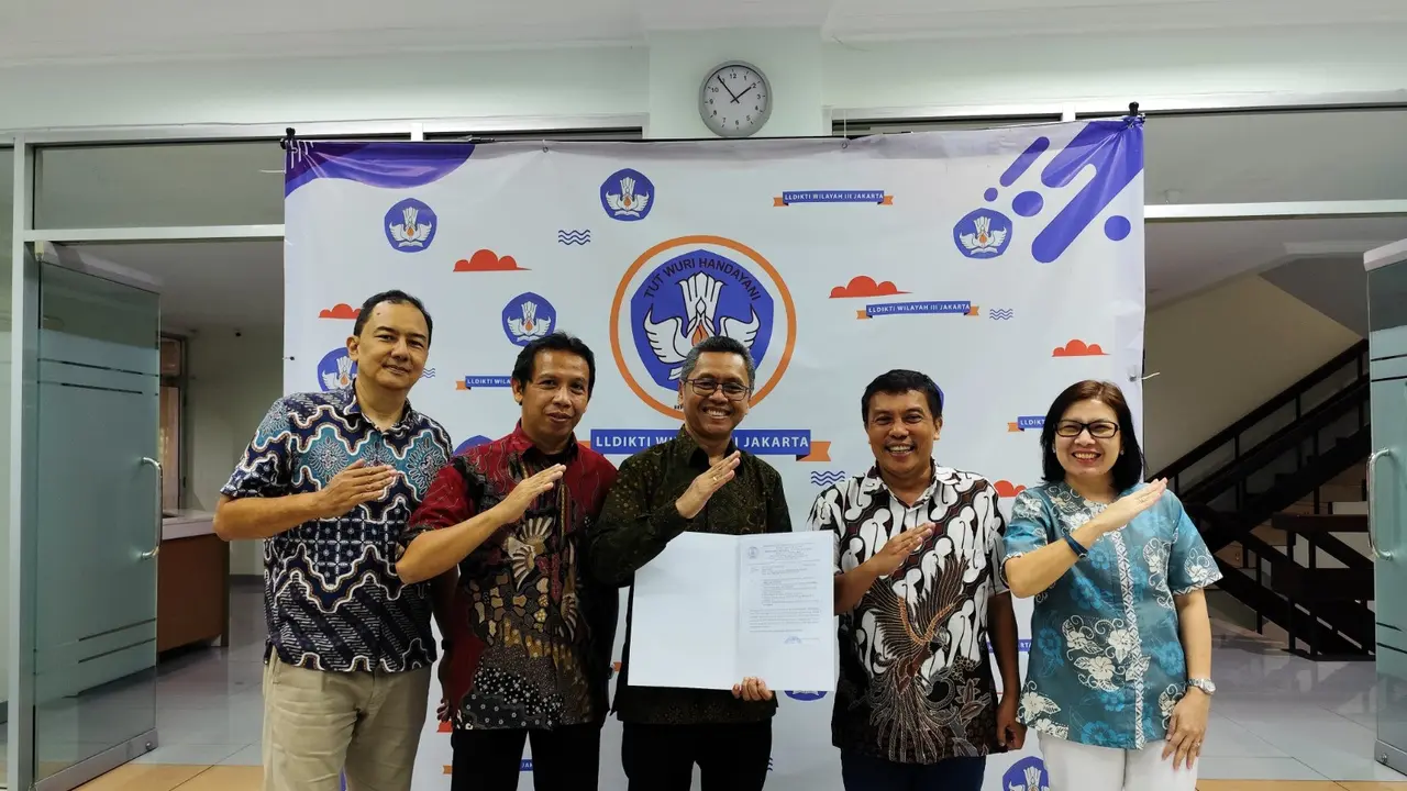 Kepala Lembaga Layanan Pendidikan Tinggi (LLDIKTI) III, Prof Toni Toharudin menyerahkan SK pengajuan transformasi dari ATVI menjadi Institut kepada Rektor IMDE
