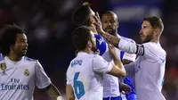 Kapten Real Madrid, Sergio Ramos, mendorong bek Deportivo La Coruna, Fabian Schar, pada laga La Liga di Stadion Riazor, Senin (21/8/2017). Real Madrid menang 3-0 atas Deportivo La Coruna. (AFP/Miguel Riopa)