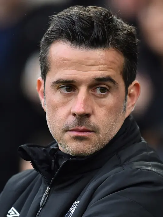Pelatih Everton asal Portugal, Marco Silva  menunggu pertandingan Liga Inggris melawan Brighton and Hove Albion di Stadion American Express Community pada 26 Oktober 2019. Marco Silva dipecat Everton setelah timnya kalah 5-2 dari Liverpool. (AFP/Paul Ellis)