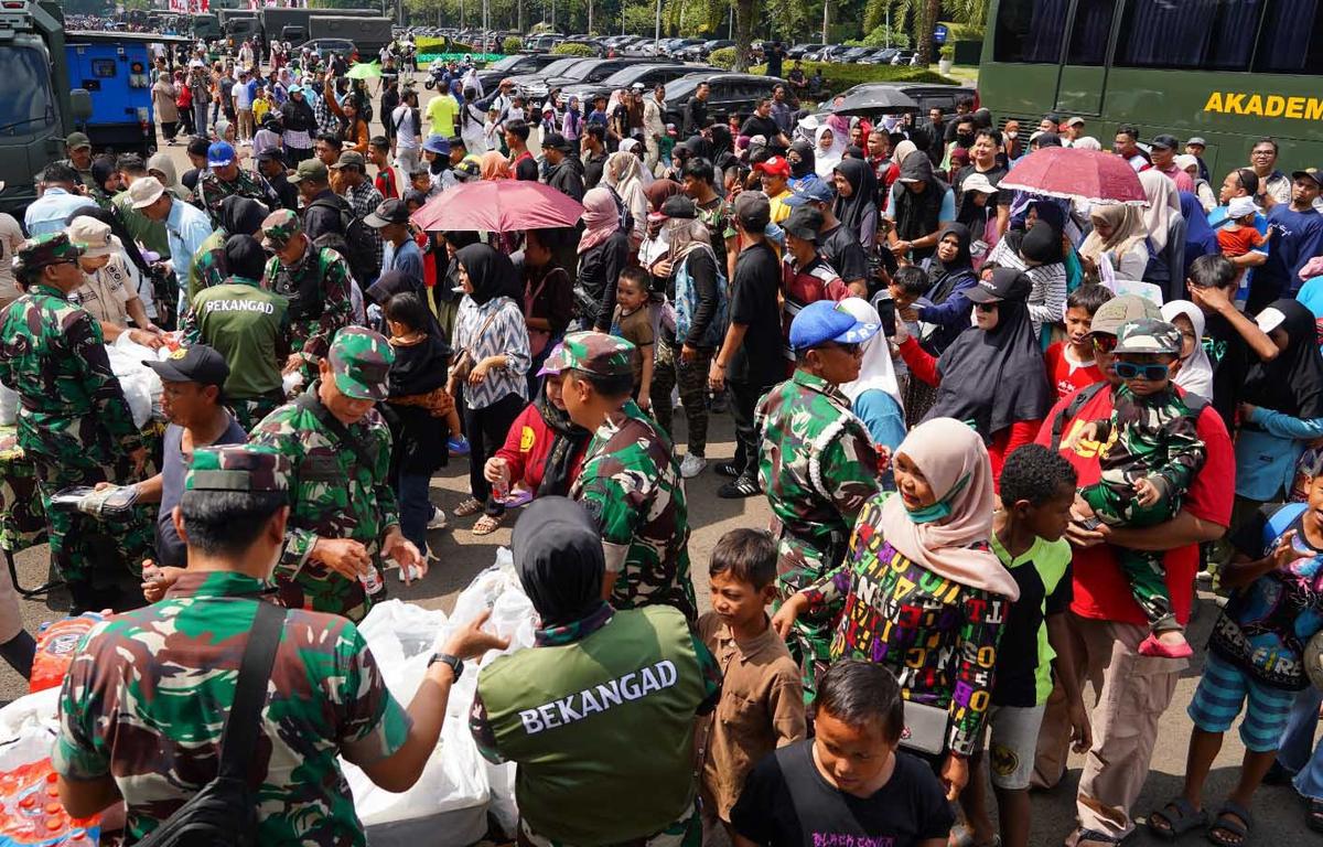 FOTO: TNI AD Fair 2025 di Monas, Ribuan Warga Antusias Mendapatkan  Layanan Gratis