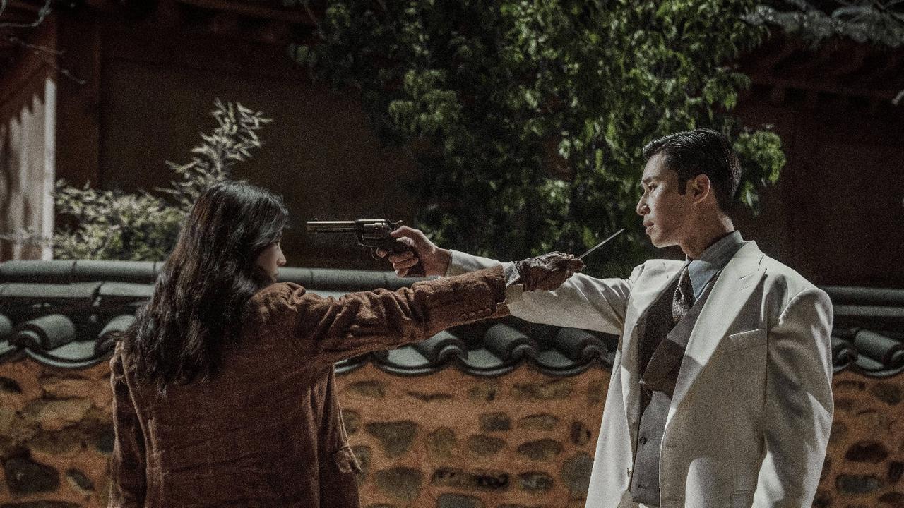 Jung Dong Yoon telah menggarap drama populer seperti Hot Stove League, sedangkan Kang Eun Kyung dikenal melalui karyanya di Dr. Romantic, Where Stars Land, dan lainnya.
