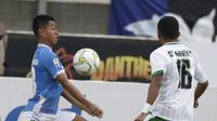 Gelandang Persib Bandung, Febri Hariyadi, berusaha melewati pemain Persiwa Wamena pada laga Piala Indonesia di Stadion Si Jalak Harupat, Bandung, Senin (11/2). Persib menang 7-0 atas Persiwa. (Bola.com/M Iqbal Ichsan)