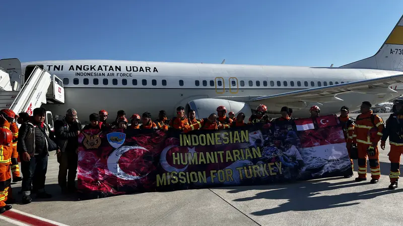 Gelombang pertama misi kemanusiaan Pemerintah Indonesia untuk penanganan pasca gempa bumi di Turki, tiba di Bandara Adana, Turki (12/2). (Dok KBRI Ankara)
