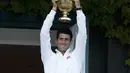 Novak Djokovic keluar sebagai juara Wimbledon 2014 setelah menumbangkan Roger Federer di final klasik, 6-7(7), 6-4, 7-6(4), 5-7, 6-4, London, Minggu (6/7/14). (REUTERS/Suzanne Plunkett)