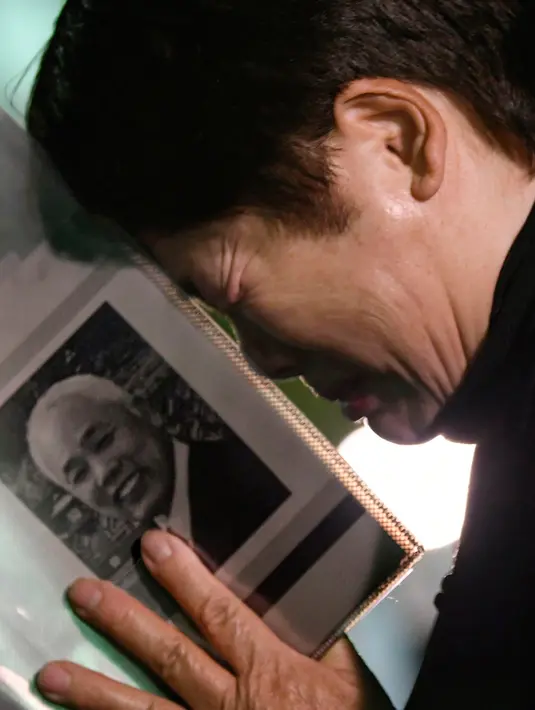 Seorang wanita berdoa untuk para korban bom atom di Hiroshima Peace Memorial Park, pusat kota Hiroshima, Jepang, Selasa (5/8/2019). Pemerintah Jepang menggelar peringatan jatuhnya bom atom di Kota Hiroshoma 74 tahun lalu yang menandai berakhirnya Perang Dunia (PD) II. (Kyodo News via AP)