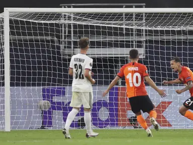 Pemain Shakhtar Donetsk Alan Patrick (kanan) melakukan selebrasi usai mencetak gol ke gawang Bassel pada pertandingan perempat final Liga Europa di Veltins-Arena, Gelsenkirchen, Jerman, Selasa (11/8/2020). Shakhtar Donetsk menang 4-1. (Wolgang Rattay/Pool Photo via AP)