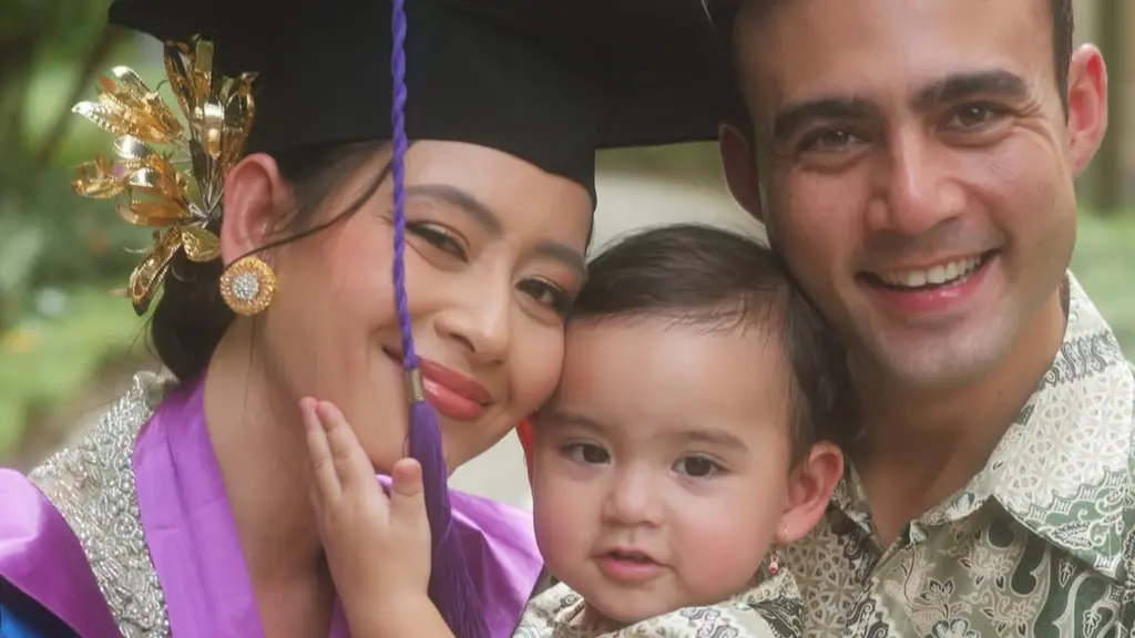 Laura Theux Tampil Look Bali saat wisuda. [@laura_theux]