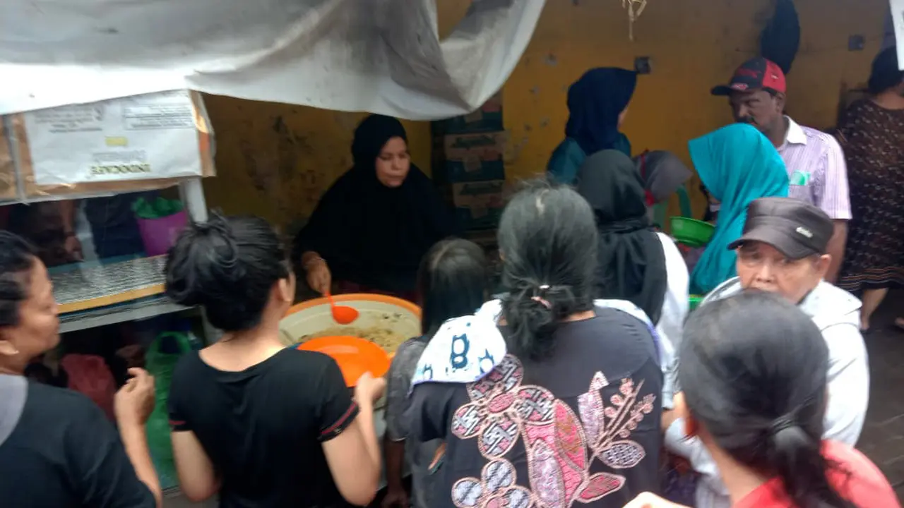Warga bahu membahu di dapur umum