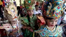 Sejumlah anak peserta Karnaval Kemerdekaan Pesona Parahyangan 2017 melakukan persiapan di sekitar Gedung Sate, Bandung, Sabtu (26/8). Adapun rangkaian kegiatan karnaval kemerdekaan akan dimulai pukul 14.00 WIB hingga 17.00 WIB. (Liputan6.com/Johan Tallo)