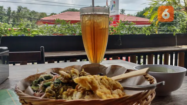 Bikin Ngiler, Nikmatnya Nasi Campur Bali dengan Sambal Bongkot
