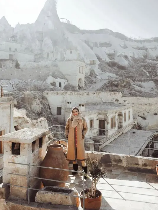 Selama mengunjungi berbagai tempat wisata di Turki, calon nenek ini memberikan gaya yang begitu chic dan stylish. (Instagram/ashanty_ash).