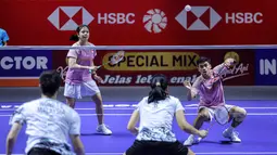Pebulu tangkis ganda campuran Indonesia, Felisha Alberta Pasaribu/Jafar Hidayatullah berusaha mengembalikan kok ke arah pasangan Malaysia, Wong Tien Ci/Lim Chiew Sien dalam laga 32 besar Indonesia Open 2025 di Istora Senayan, Jakarta, Selasa (03/06/2025). (Bola.com/Bagaskara Lazuardi)