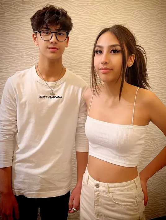 Gunawan Sudrajat juga tak jarang membagikan potret Khayra bersama kakak laki-lakinya Khayru. Tampan dan cantik, Khayra memiliki paras yang mirip. Dibalut tank top dan celana jeans putih, Khayra tampil kasual, sederhana, namun tetap memesona, di samping Khayru yang pesona tampannya juga banyak menarik perhatian netizen. Foto: Instagram.