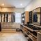 Walk-in Closet untuk Hunian Solo. Foto: Gemini