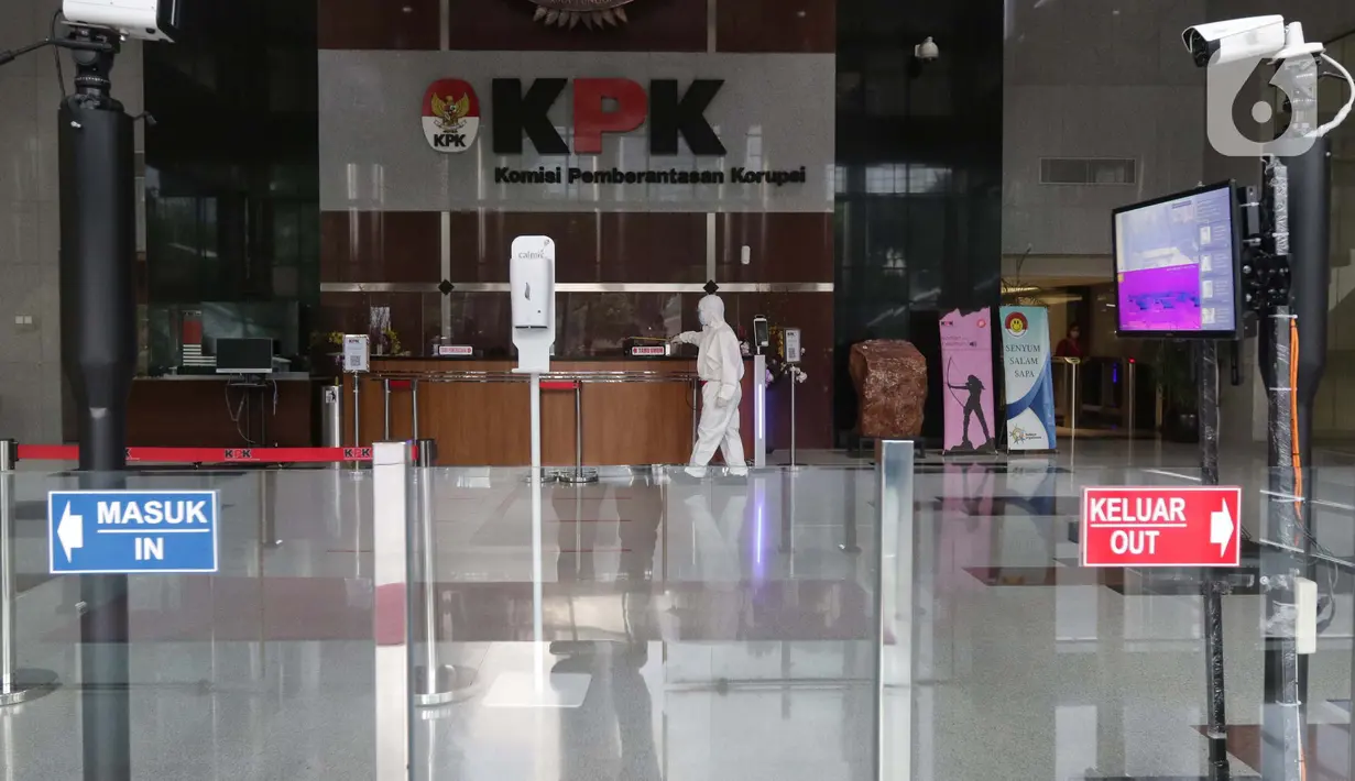 Petugas menyemprotkan cairan disinfektan di dalam Gedung Merah Putih KPK, Jakarta, Kamis (24/6/2021). KPK melakukan pembatasan kerja hingga Jumat (25/6) sebagai langkah tanggap pencegahan penyebaran virus Covid-19 setelah 36 pegawainya terkonfirmasi positif. (Liputan6.com/Helmi Fithriansyah)