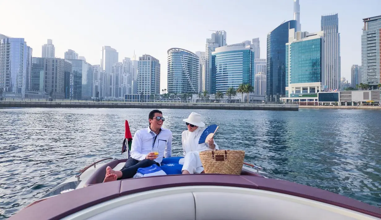 Menambah kesan glamor, Reino Barack dan Syahrini kompak memakai kacamata hitam. [instagram/princessyahrini]