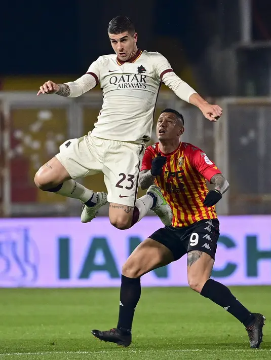 Bek AS Roma, Gianluca Mancini dan penyerang Benevento, Gianluca Lapadula bersaing dalam lanjutan Liga Italia di Stadio Ciro Vigorito, Senin (22/2/2021) dini hari WIB.  AS Roma  ditahan imbang 0-0 kala melawat ke Benevento. (Fabio Rossi/LaPresse via AP)