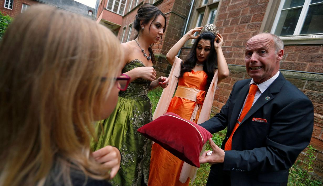 Mahkota Wine Queen/Ratu Anggur saat dipegang Ninorta Behno selama persiapan penobatan dirinya  di Trier, Jerman (3/8). Wanita berusia 26 tahun ini melarikan diri dari perang saudara di Suriah sekitar setengah tahun yang lalu. (REUTERS/Ralph Orlowski)